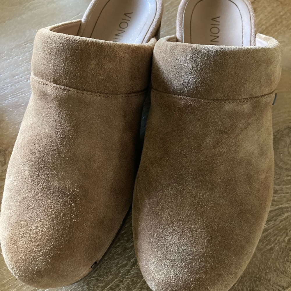 Vionic tan suede clogs brand new size 9